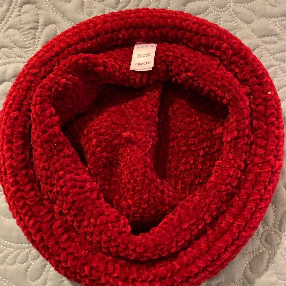 $⬇️ Like New Jaclyn Smith Red Crochetd Hat. - Picture 3 of 4